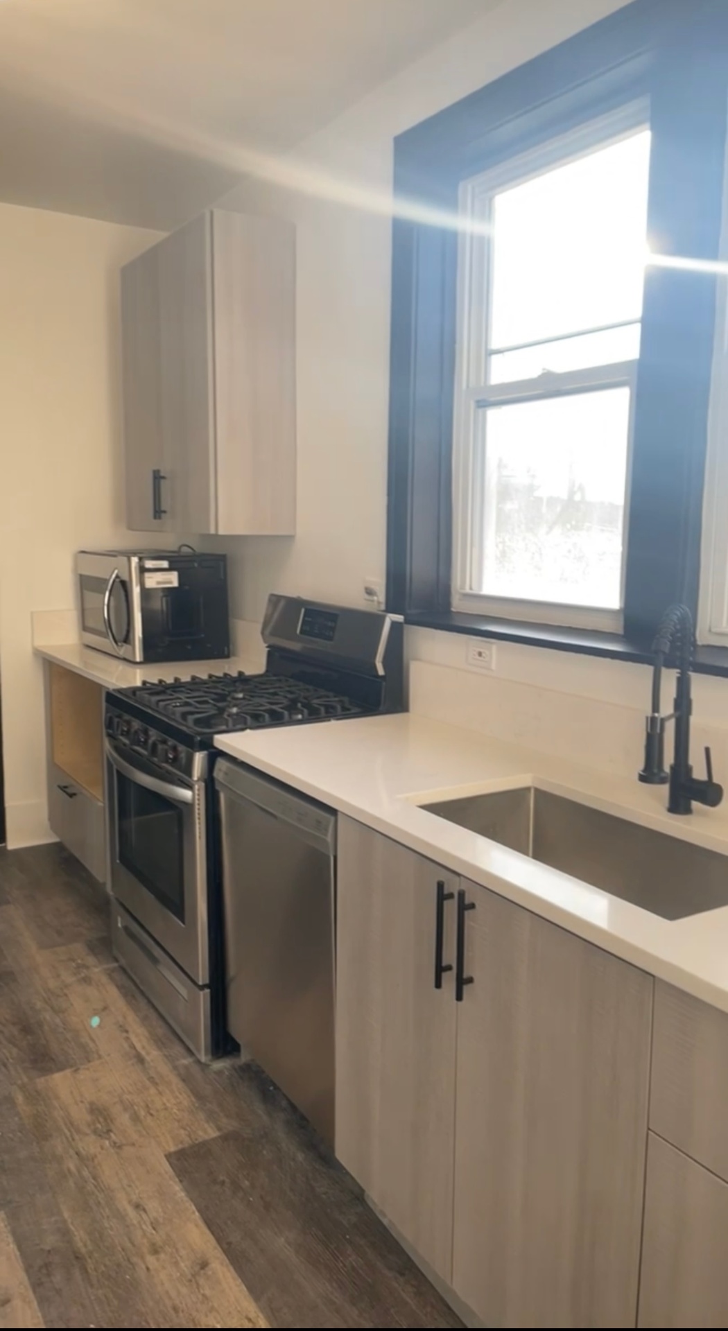 Finished kitchen with smooth drywall, painted walls and trim by R&M Drywall